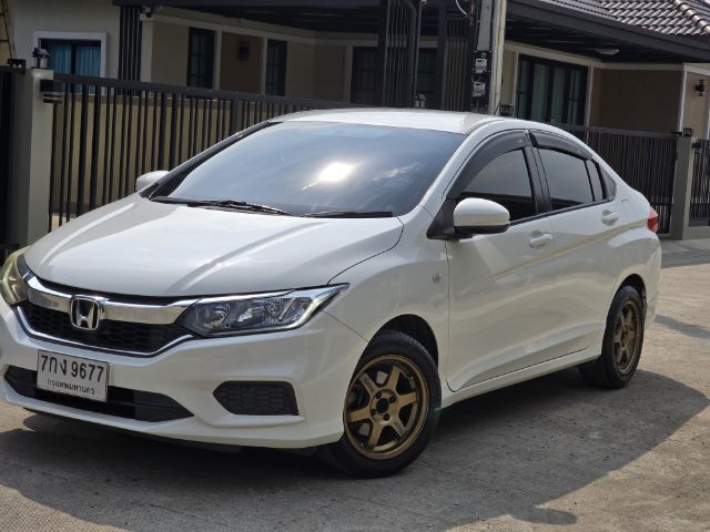 Honda City 2018 1.5 S Sedan เบนซิน ไม่ติดแก๊ส เกียร์ธรรมดา ขาว รูปที่ 2