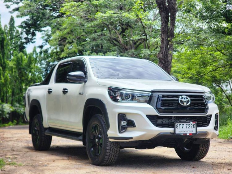 รถ Toyota Hilux Revo Double Cab Prerunner 2x4 2.4 Rocco สี ขาว