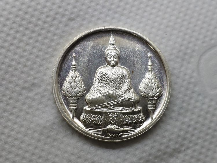 เหรียญพระแก้วมรกต ภปร รุ่นสอง ชุด 3 ฤดู เนื้อเงิน ฉลองกรุงรัตนโกสินทร์ 200 ปี พ.ศ.2525 พร้อมกล่องเดี่ยว สวยงาม รูปที่ 5