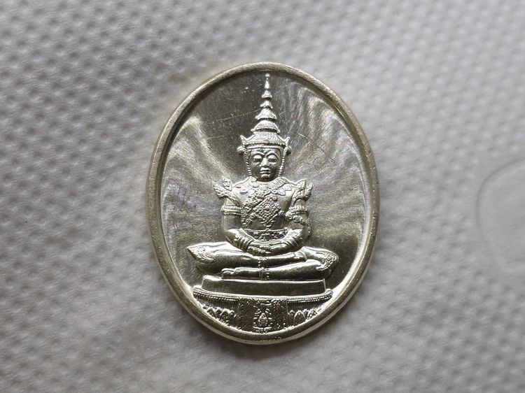 เหรียญพระแก้วมรกต ภปร รุ่นสอง ชุด 3 ฤดู เนื้อเงิน ฉลองกรุงรัตนโกสินทร์ 200 ปี พ.ศ.2525 พร้อมกล่องเดี่ยว สวยงาม รูปที่ 6