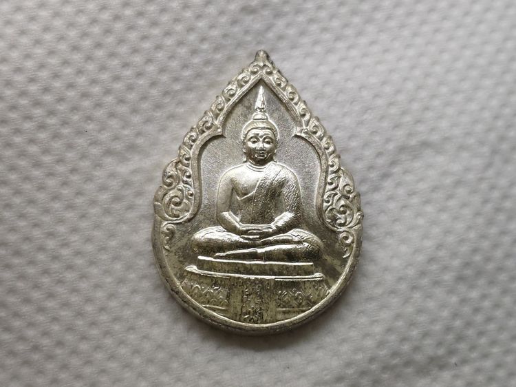 เหรียญพระแก้วมรกต ภปร รุ่นสอง ชุด 3 ฤดู เนื้อเงิน ฉลองกรุงรัตนโกสินทร์ 200 ปี พ.ศ.2525 พร้อมกล่องเดี่ยว สวยงาม รูปที่ 7