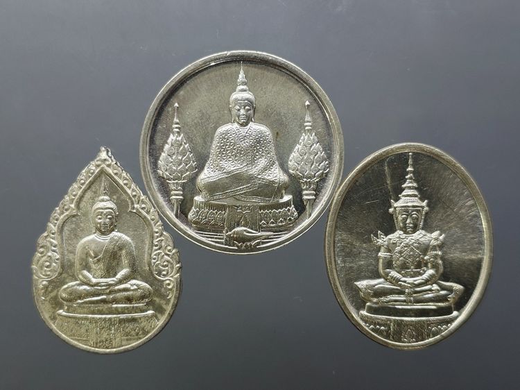 เหรียญพระแก้วมรกต ภปร รุ่นสอง ชุด 3 ฤดู เนื้อเงิน ฉลองกรุงรัตนโกสินทร์ 200 ปี พ.ศ.2525 พร้อมกล่องเดี่ยว สวยงาม รูปที่ 3