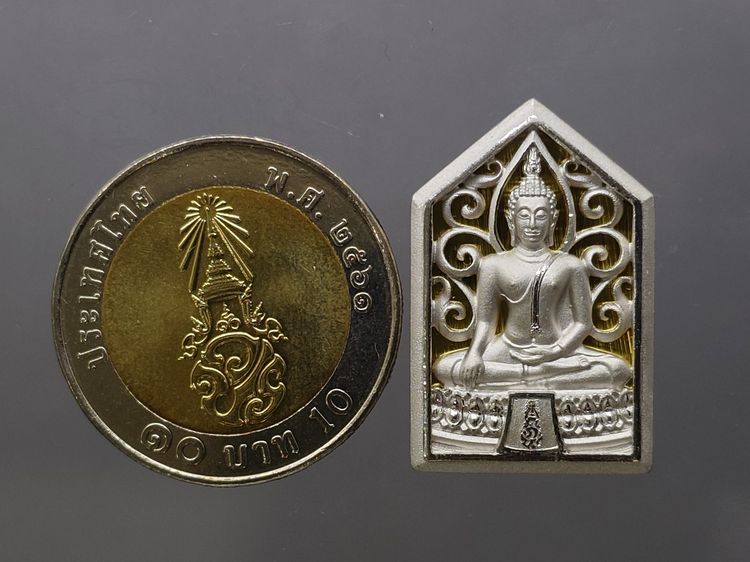 พระพุทธรูปคุ้มเกล้าฯ รูปห้าเหลี่ยม เนื้อเงิน ชุบทองคำขาว "ใต้ร่มพระบารมี คุ้มเกล้าฯ ที่ระลึก 60 ปี โรงพยาบาลภูมิพลฯ ปี2552 พร้อมตลับเดิม รูปที่ 9