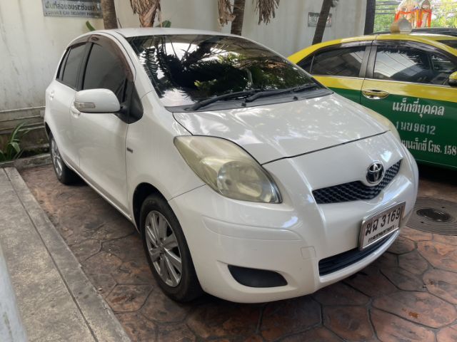 รถ Toyota Yaris 1.5 E สี ขาว
