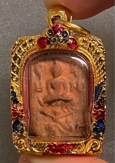 พระเนื้อดินเก่าในเลี่ยมกรอบโลหะสีทอง