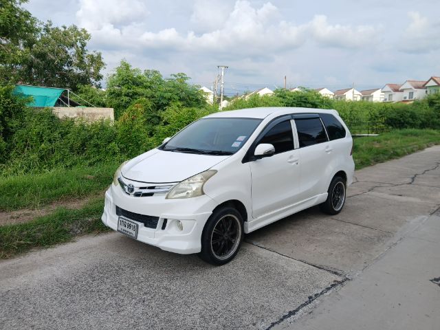 รถ Toyota Avanza 1.5 G สี ขาว