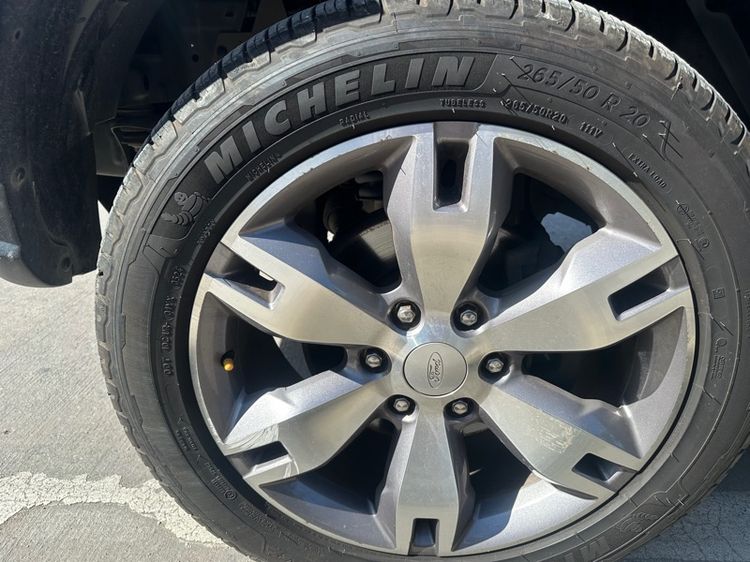 รถ Ford Everest 2.2 Titanium สี แดง