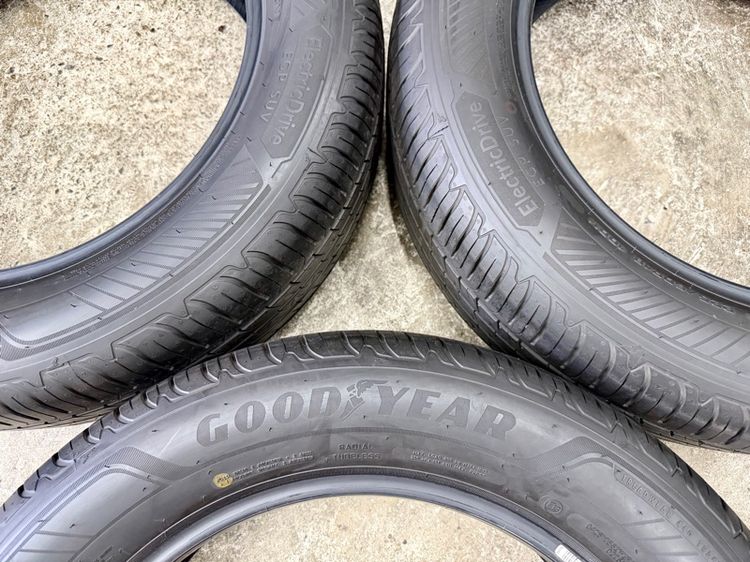 ยางถอดป้ายแดงขอบ 18” ยี่ห้อ GOODYEAR ขนาด 225-60R18 ปี 25 ตุ่มหน้ายางยังอยู่ครบ