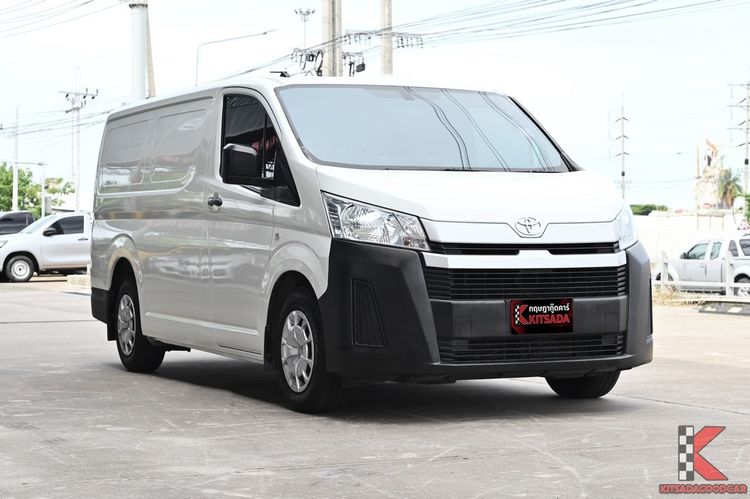 Toyota Hiace 2021 2.8 economy Van ดีเซล ไม่ติดแก๊ส เกียร์ธรรมดา ขาว