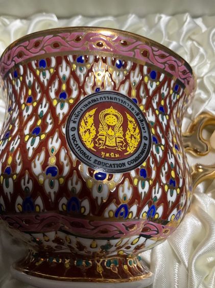 ชุดแก้วกาแฟเบญจรงค์ ตราสัญลักษณ์ของสำนักงานคณะกรรมการการอาชีวศึกษาพร้อมกล่องผ้าไหม รูปที่ 10