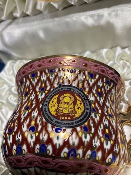 ชุดแก้วกาแฟเบญจรงค์ ตราสัญลักษณ์ของสำนักงานคณะกรรมการการอาชีวศึกษาพร้อมกล่องผ้าไหม รูปที่ 11