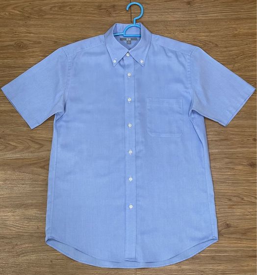 ฟ้า EU 40 อื่นๆ เสื้อเชิ้ตแขนสั้น แบรนด์ Uniqlo (M) มือสอง