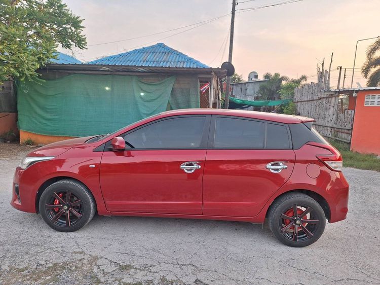 รถ Toyota Yaris 1.5 E สี แดง