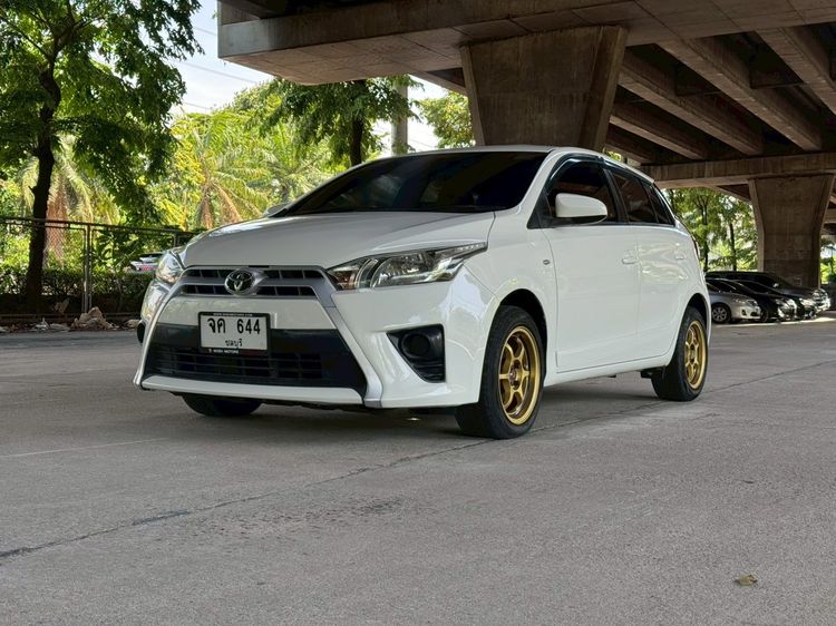 รถ Toyota Yaris 1.2 E สี ขาว