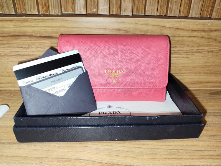 Prada wallet มีสายคล้อง