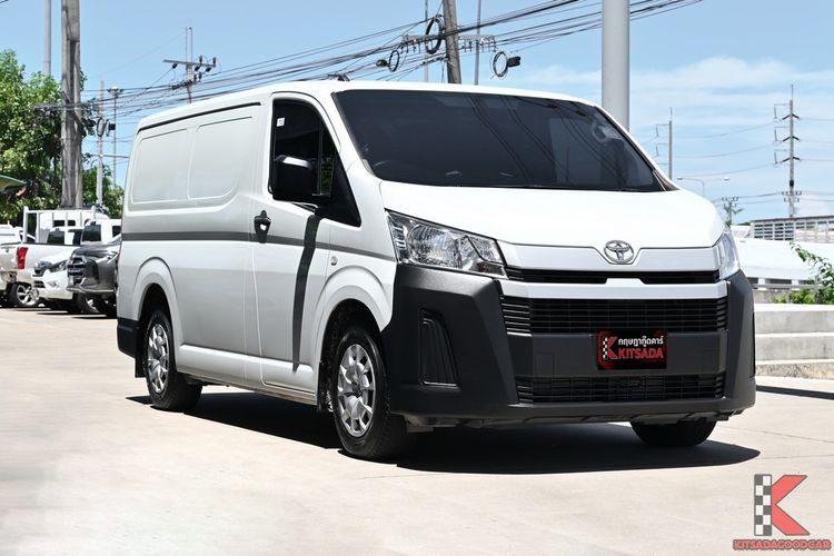รถ Toyota Hiace 2.8 economy สี ขาว
