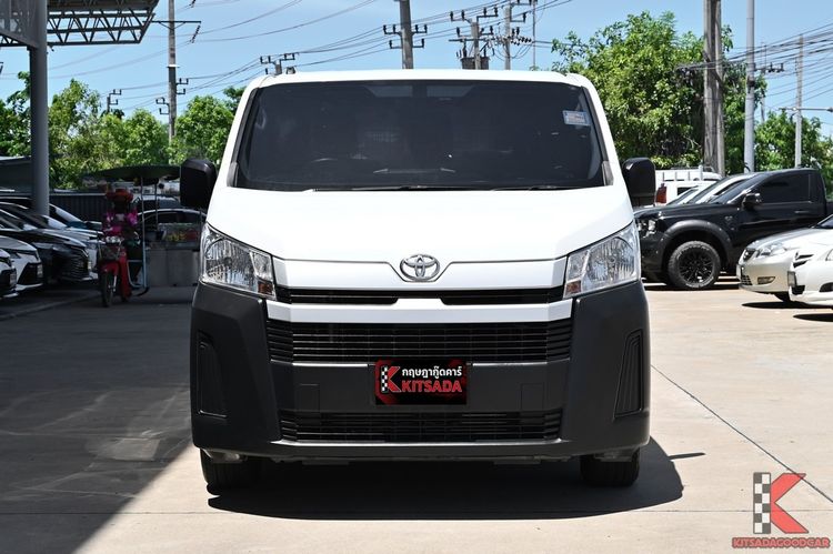 Toyota Hiace 2022 2.8 economy Van ดีเซล ไม่ติดแก๊ส เกียร์ธรรมดา ขาว รูปที่ 2