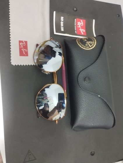 แว่นตากันแดด แว่นกันแดด Ray-Ban รุ่น RB3540 โดดเด่นด้วยดีไซน์สะพานแว่นคู่ (double bridge) และเลนส์ไล่สีฉาบปรอท