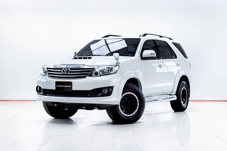 รถ Toyota Fortuner 3.0 V สี ขาว
