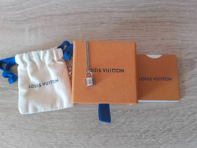 สร้อยคอและจี้ เงิน สร้อยคอพร้อมจี้ LOUIS VUITTON x Unicef Sliver Lockit