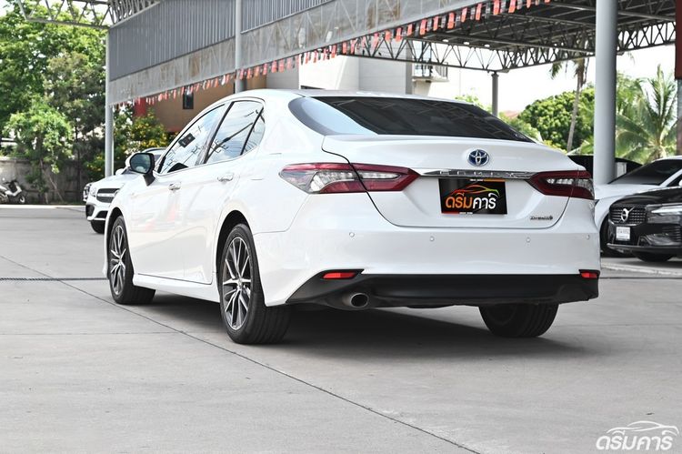 Toyota Camry 2022 2.5 HEV Premium Sedan ไฮบริด ไม่ติดแก๊ส เกียร์อัตโนมัติ ขาว รูปที่ 3