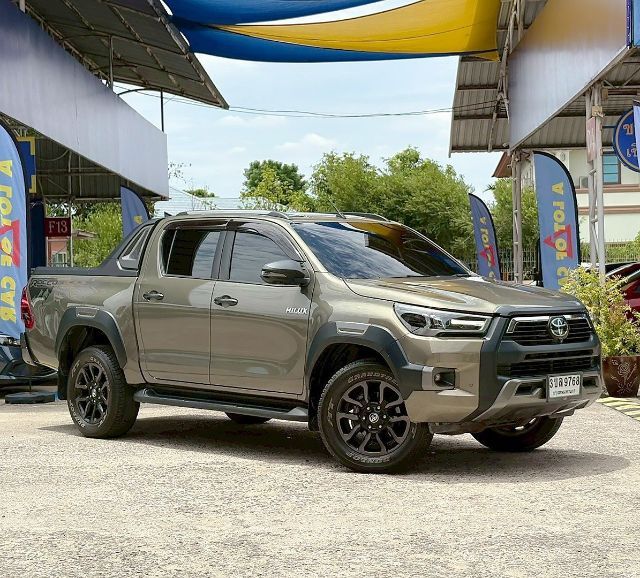 รถ Toyota Hilux Revo 2.4 E สี บรอนซ์ทอง