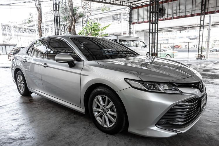 รถ Toyota Camry 2.0 G สี เทา
