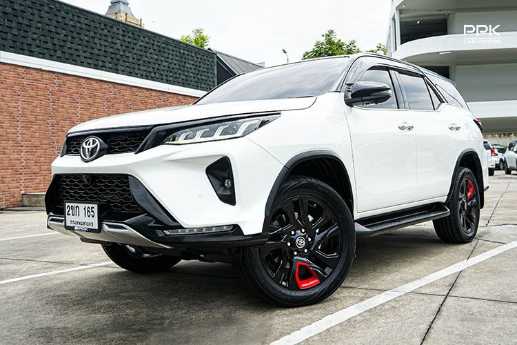 รถ Toyota Fortuner 2.4 Legender Black Top 4WD สี ขาว