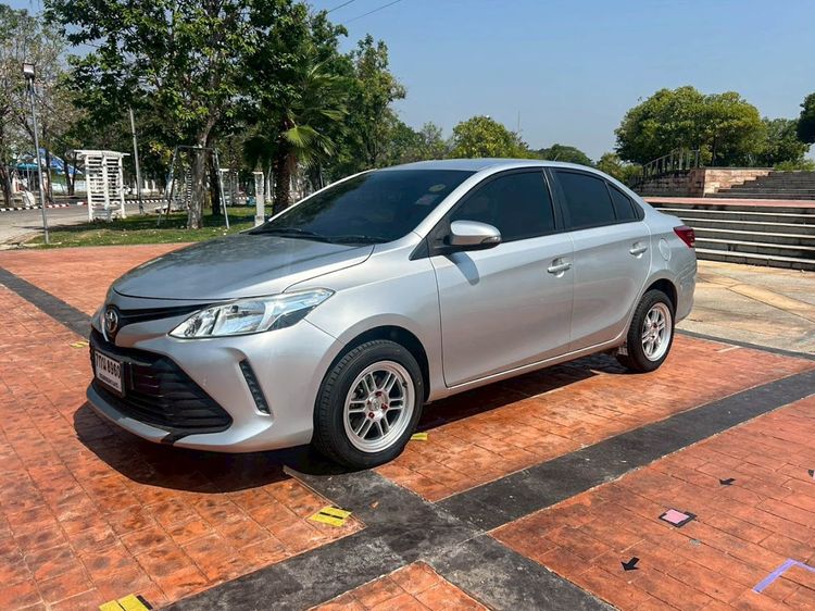 รถ Toyota Vios 1.5 J สี บรอนซ์เงิน