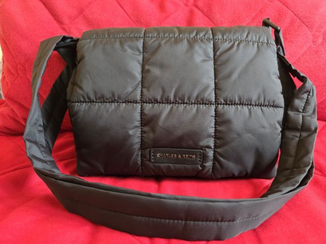 กระเป๋าสะพายข้าง Charles Keith (ของแท้)