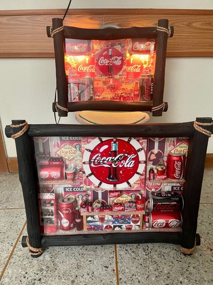 ตู้ไม้พร้อมการเดินไฟวินเทจ coca cola
