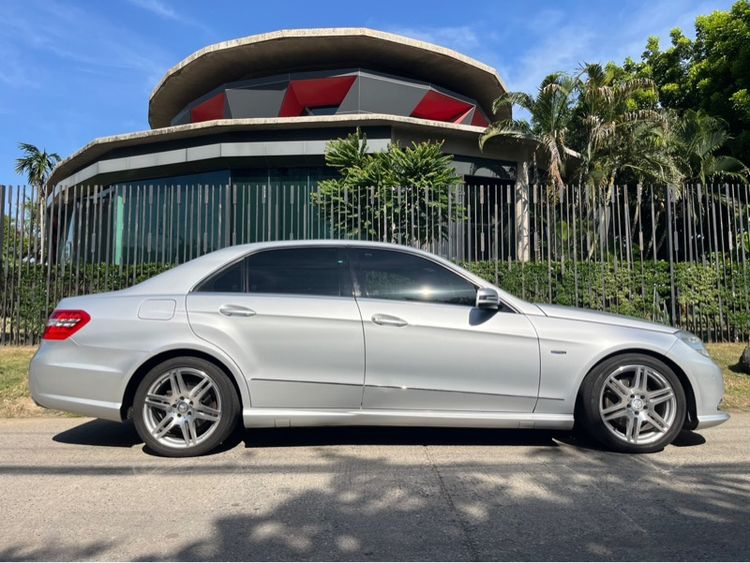 รถ Mercedes-Benz E-Class E220 CDI สี บรอนซ์เงิน