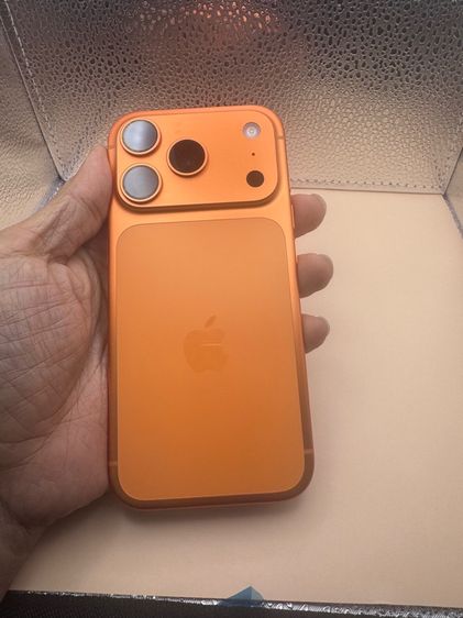 ขาย iPhone 17pro 256g batt100 หมดประกัน 8-4-70 มีรอยที่บอดี้จุดเล็กๆตามรูป ครบกล่อง ไม่มีตำหนิ นัดรับ กทม ราคา35900 บาท