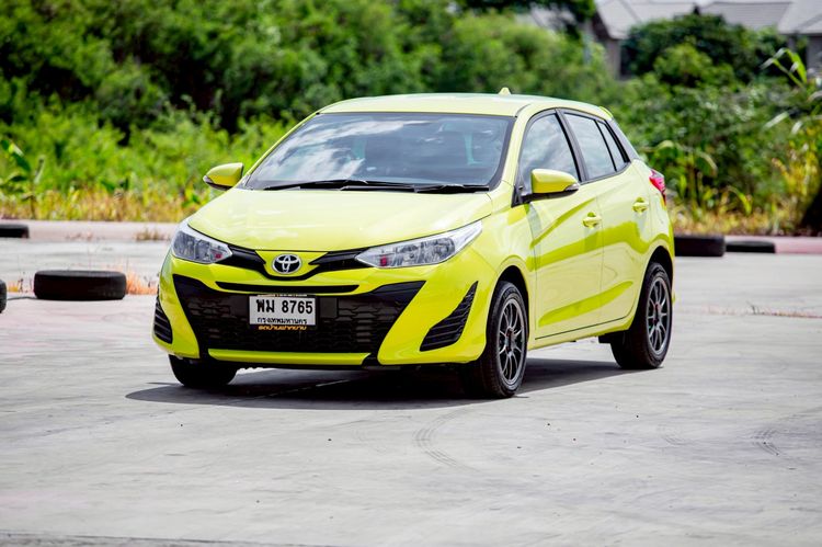 รถ Toyota Yaris ATIV 1.2 Entry สี เขียว