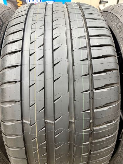 ยางถอดป้ายแดงขอบ 18” ยี่ห้อ MICHELIN รุ่น PILOT SPORT 4 ขนาด 235-40R18 ปี 25 สีเส้นตุ่มหน้ายางยังอยู่ครบ รูปที่ 5