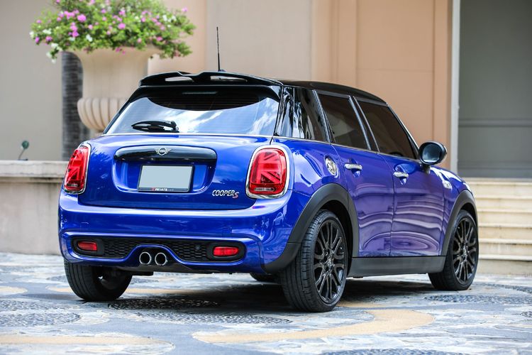 Mini COOPER 5 DOOR HATCH 2018 2.0 S Sedan เบนซิน ไม่ติดแก๊ส เกียร์อัตโนมัติ น้ำเงิน รูปที่ 2