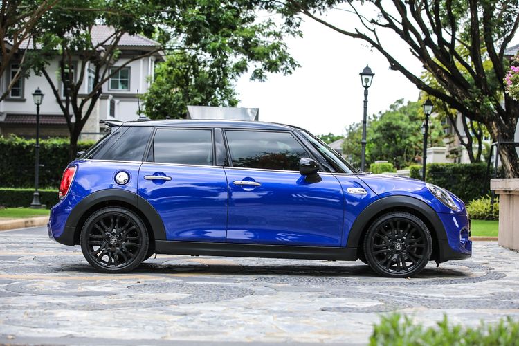 Mini COOPER 5 DOOR HATCH 2018 2.0 S Sedan เบนซิน ไม่ติดแก๊ส เกียร์อัตโนมัติ น้ำเงิน รูปที่ 3
