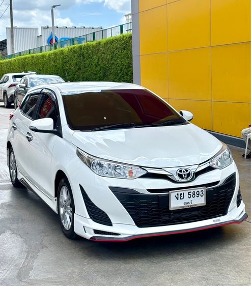 รถ Toyota Yaris 1.2 E สี ขาว