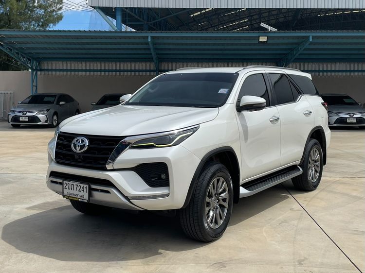 รถ Toyota Fortuner 2.4 V 4WD สี ขาว