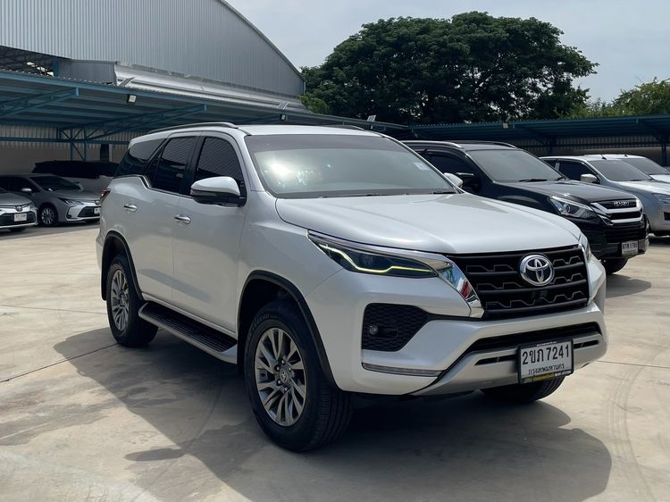 Toyota Fortuner 2022 2.4 V 4WD Utility-car ดีเซล ไม่ติดแก๊ส เกียร์อัตโนมัติ ขาว รูปที่ 3