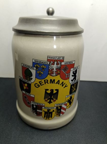 แก้วเบียร์เซรามิกเยอรมันตะวันตกวินเทจ (West Germany) ลายตราประจำเมือง พร้อมฝาปิดโลหะ ขนาด 0.5 ลิตร