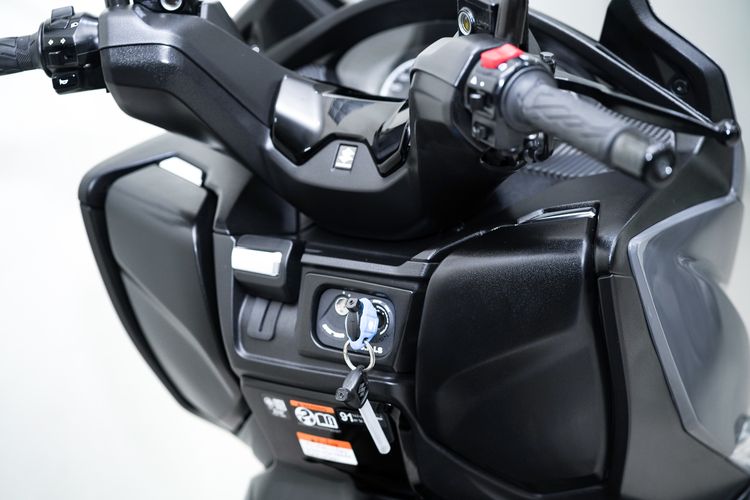 SUZUKI BURGMAN 400 สีเทาลัมโบ ปี2024 วิ่งน้อย 1,600km ไมล์แท้ มือเดียว สภาพป้ายแดง ไร้ริ้วรอย รูปที่ 12