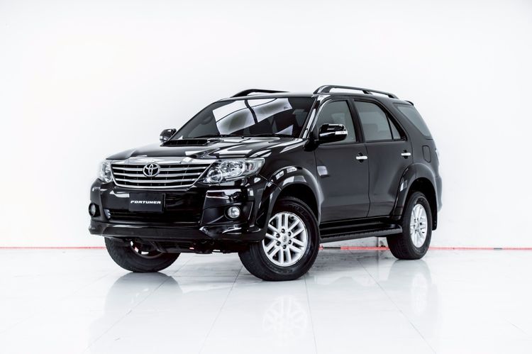 รถ Toyota Fortuner 3.0 V สี ดำ