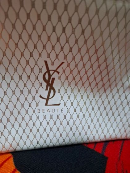 กระเป๋าใส่เครื่องสำอาง YSL.  สภาพใหม่ขนาดความกว้าง 16 เซ็น ความยาว 21 เซ็นราคารวมส่งสนใจสอบถามใด้ค่ะ รูปที่ 3