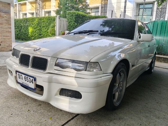 รถ BMW Series 3 318i สี ขาว
