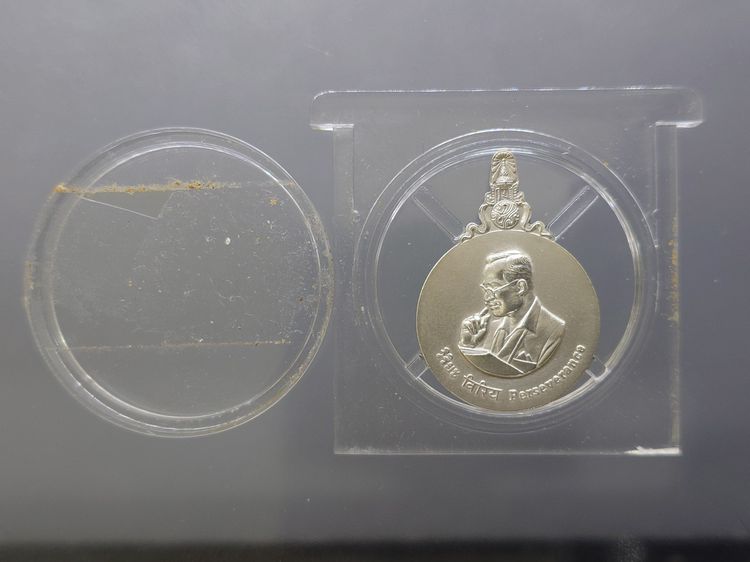 เหรียญพระมหาชนก เนื้อเงิน พิมพ์เล็ก พ.ศ.2542 พร้อมหนังสือพระราชนิพนธ์ กล่องเดิม อุปกรณ์ครบ ของสะสมสภาพสวย รูปที่ 2