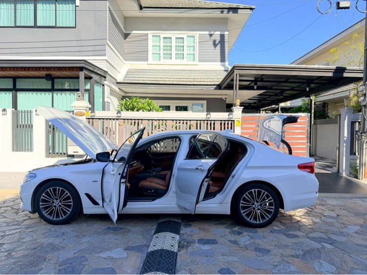 รถ BMW Series 5 520d สี ขาว