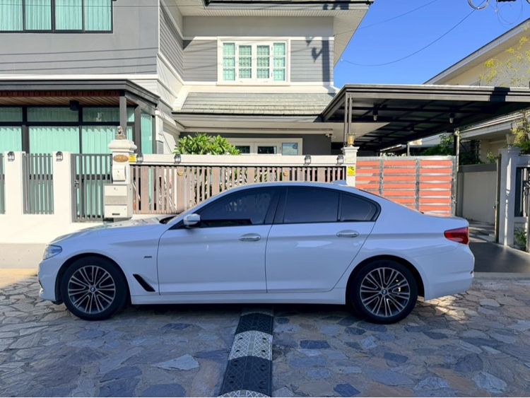 BMW Series 5 2018 520d Sedan ดีเซล ไม่ติดแก๊ส เกียร์อัตโนมัติ ขาว รูปที่ 2