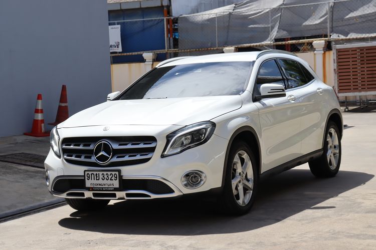 รถ Mercedes-Benz GLA-Class GLA200 สี ขาว