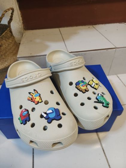 รองเท้า crocs classic แท้ สีเบส สภาพใหม่มาก ใส่2-3ครั้ง size42-43 พื้นเต็มๆ